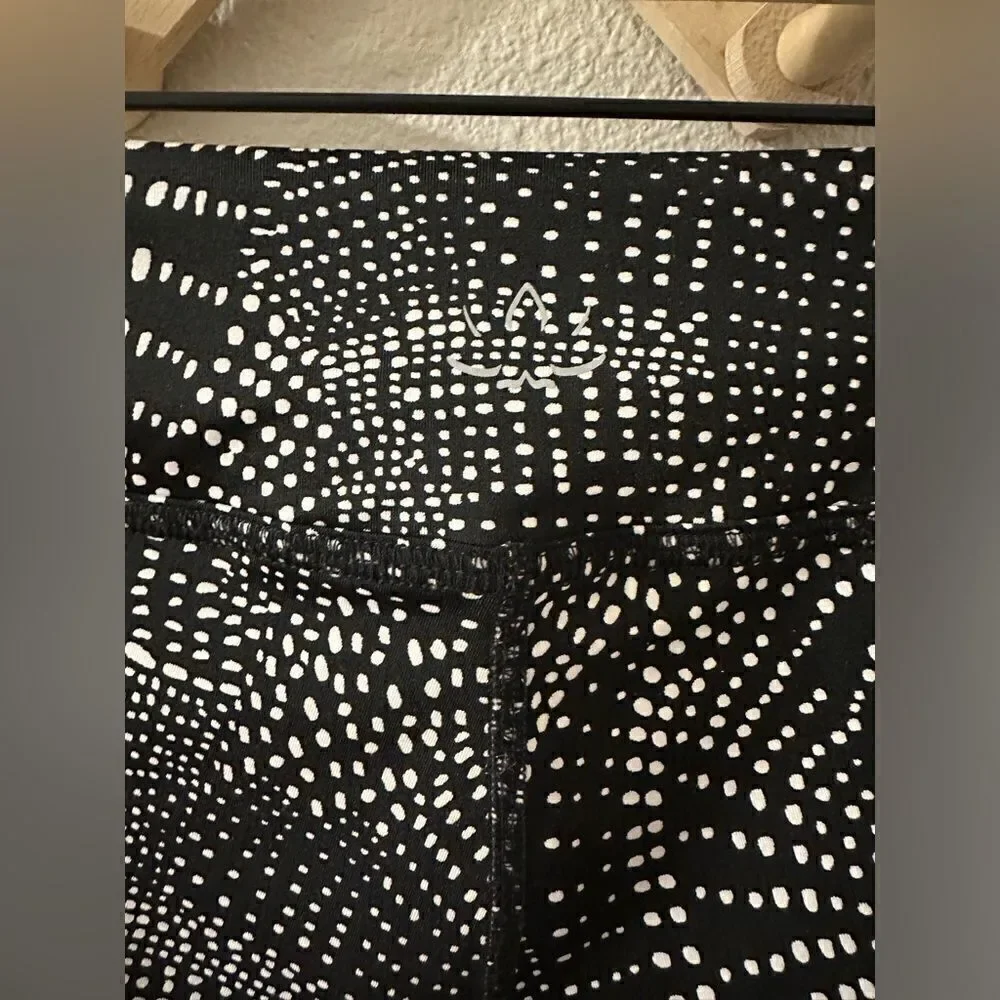 Beyond Yoga Lux Print Capri Legging in Swirling Dot Sz. M
